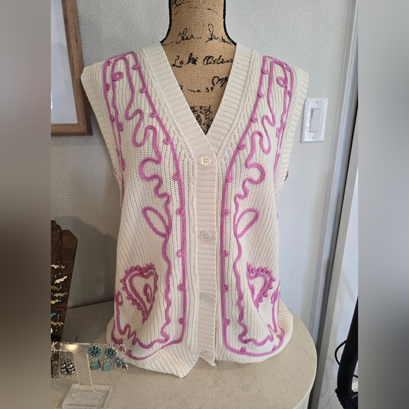 Lalavon NWT Women's Cream and Pink Embroidered V Neck Button Front Sweater Vest - Picture 6 of 14